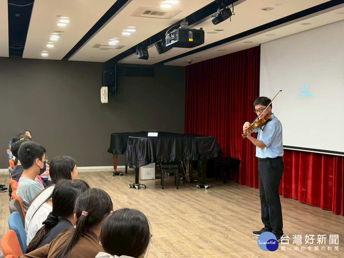 中原大學音樂產業學程副教授、小提琴家簡山根演奏法國古典音樂,引導學童透過音樂展開想像。<br /><br /> <br /><br />