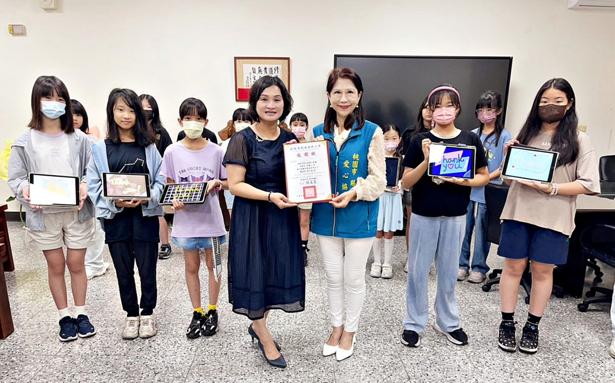 科技公司攜手愛心協會捐贈藍光護膜 龍安國小學童能安心使用電腦