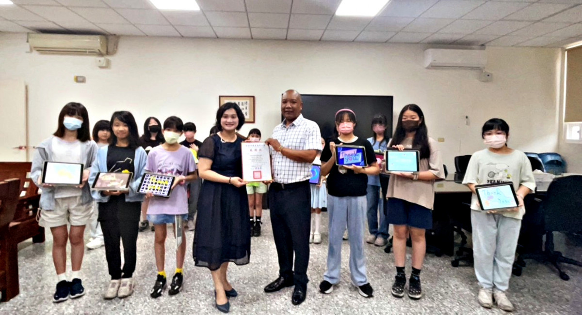 科技公司攜手愛心協會捐贈藍光護膜 龍安國小學童能安心使用電腦