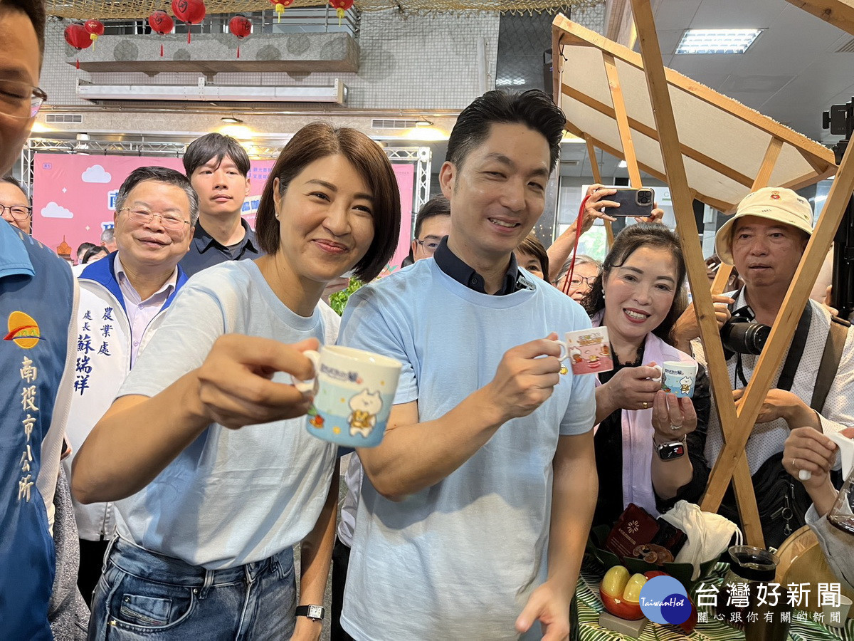 許縣長與蔣市長到各攤位巡禮。(記者扶小萍攝)