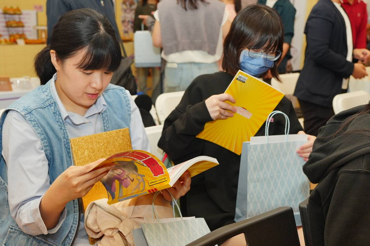 第二屆「桃園漫畫人才培育計畫」學員觀看桃漫誌作品集。<br /><br /> 