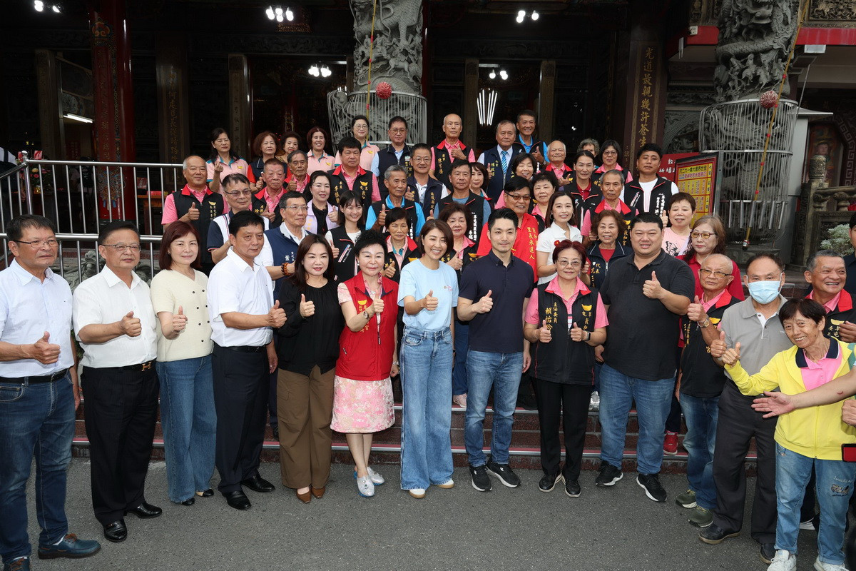 蔣萬安赴敦和宮上香，受到眾多民眾歡迎。（縣府提供）
