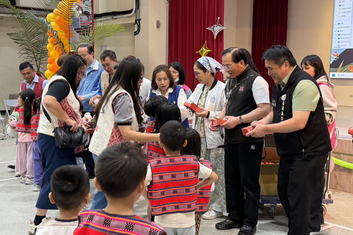 桃園市政府社會局結合手信霧隱城辦理「甜甜送暖.愛在復興」公益活動。