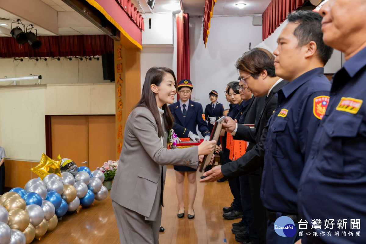 市長高虹安頒獎績優員警。