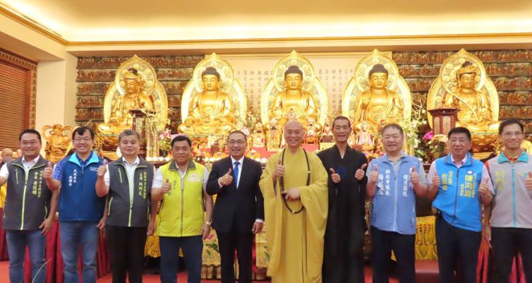 淡水河灑淨法會登場 侯友宜、蔣根煌祈福護國安民 40 《圖說》市長侯友宜與議長蔣根煌〈右三〉,今日親臨「淡水河河祭路祭祈求世界和平暨護國淨港大法會」現場,上香祈福,祝願海陸交通順暢、市民出入平安,左二為民政局長林耀長。〈民政局提供〉