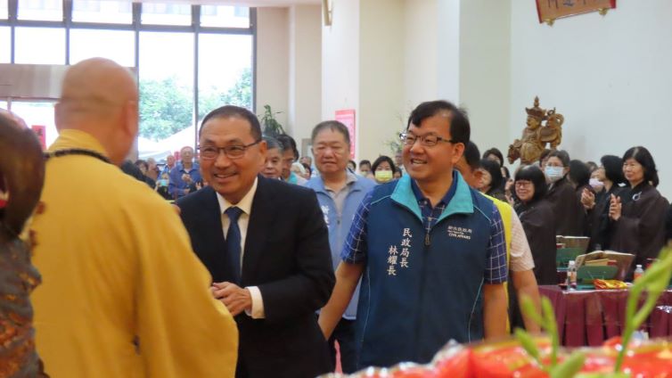 淡水河灑淨法會登場 侯友宜、蔣根煌祈福護國安民 41 《圖說》市長侯友宜向法師致意。〈民政局提供〉