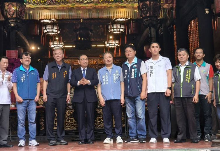 淡水河灑淨法會登場 侯友宜、蔣根煌祈福護國安民 42 《圖說》市長侯友宜、議長蔣根煌與地方人士合影。〈民政局提供〉