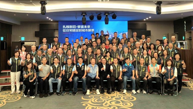 行動治理進新莊 侯友宜強調文化保存與公共安全並重 31 《圖說》市長侯友宜今日偕市府團隊前往新莊區展開行動治理基層建設督導,前排中左議長蔣根煌、右四民政局長林耀長。〈民政局提供〉