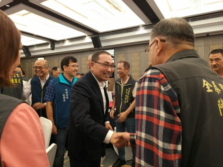 行動治理前進新莊 侯友宜督導基層建設打造宜居新核心 22 《圖說》侯友宜與里長熱情互動。〈民政局提供〉