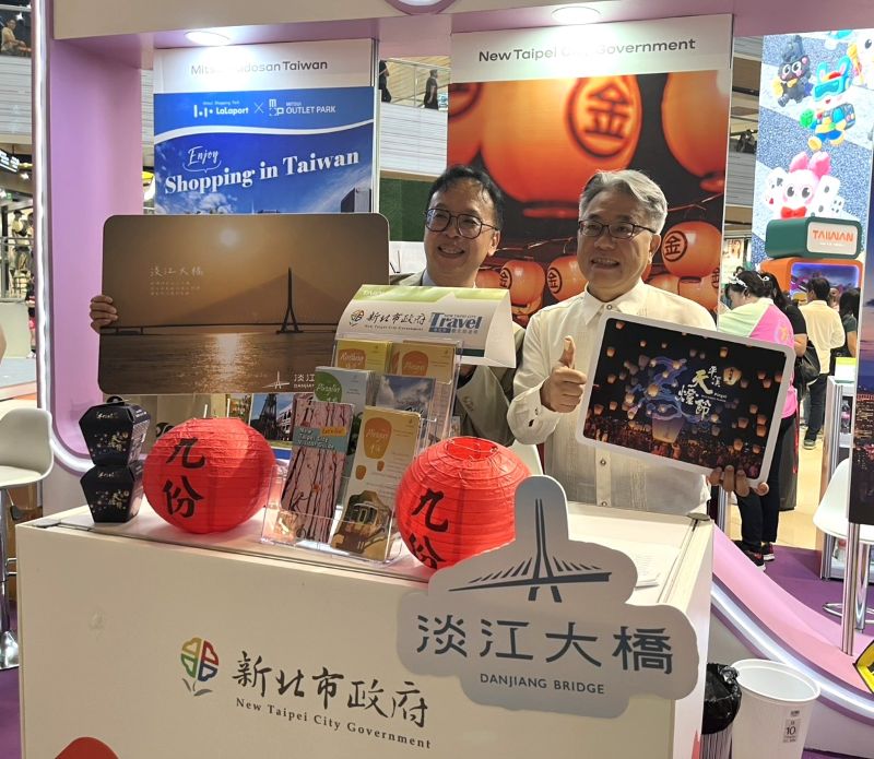 搶攻東南亞市場 新北赴馬尼拉、宿霧拓展國際觀光 53 《圖說》駐菲律賓代表處楊登仕公使蒞臨新北展區參訪與楊宗珉局長合影。〈觀旅局提供〉