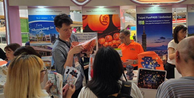 搶攻東南亞市場 新北赴馬尼拉、宿霧拓展國際觀光 54 《圖說》菲律賓民眾至新北市政府觀光旅遊局展區民眾熱絡詢問旅遊資訊及集章活動領取贈品。〈觀旅局提供〉