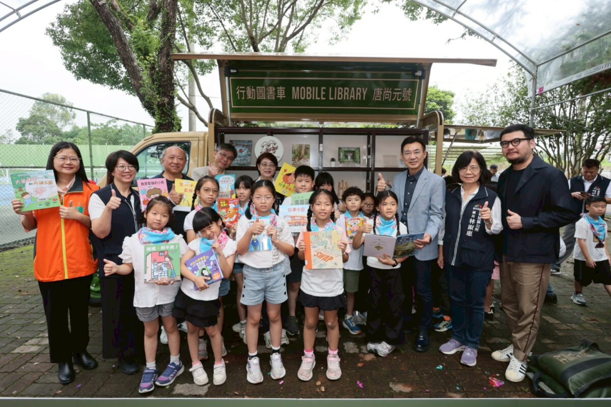 ▲新社圖書車接棒服務新社、和平及太平地區。(圖/記者顏淑娟翻攝)