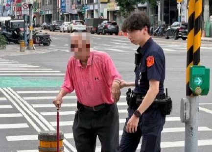 老翁體力不支！   大同分局暖警攙扶不適老翁返所休息