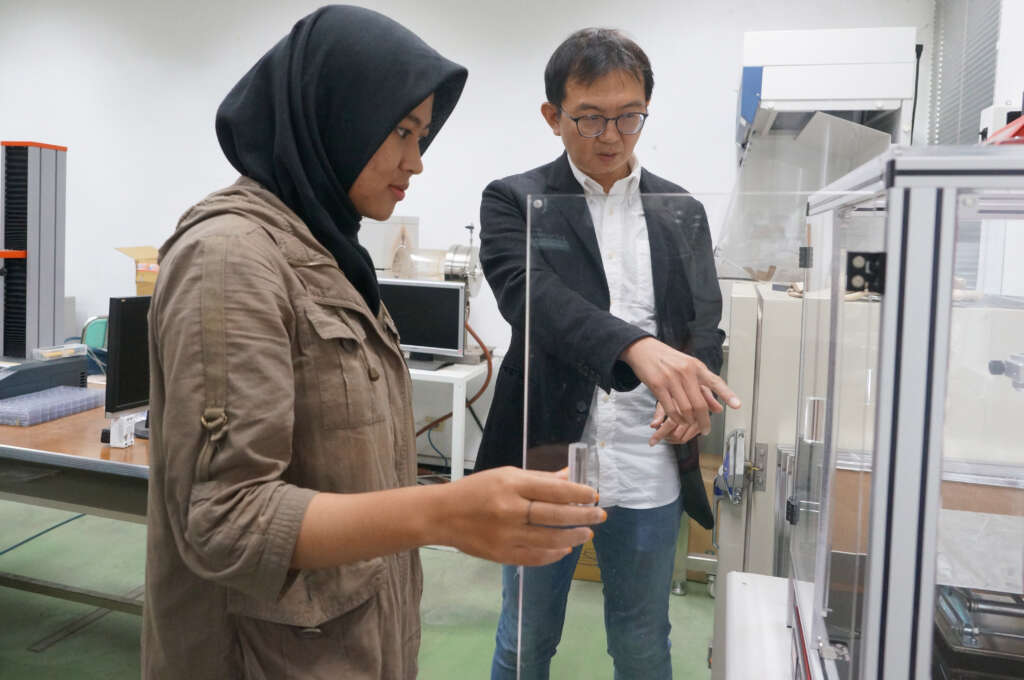 ▲大葉大學半導體學程歐信良老師(右)指導印尼生Yasmine(左)做實驗。（圖／記者林明佑翻攝）