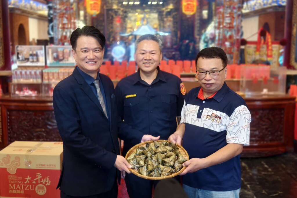 ▲台中福華攜手百年福興宮端午送暖物資捐贈,左起西螺福興宮董事長楊文鍾、西螺分局長吳誌權、台中福華飯店副總經理鄭鴻儒。(圖/台中福華大飯店提供)