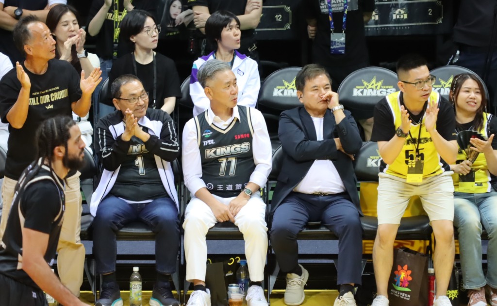 當比賽進入總冠軍賽階段，TPBL大量裁判扮演逃兵，嚴重考驗會長莊瑞雄(右三)的領導力。 (魏冠中攝影)