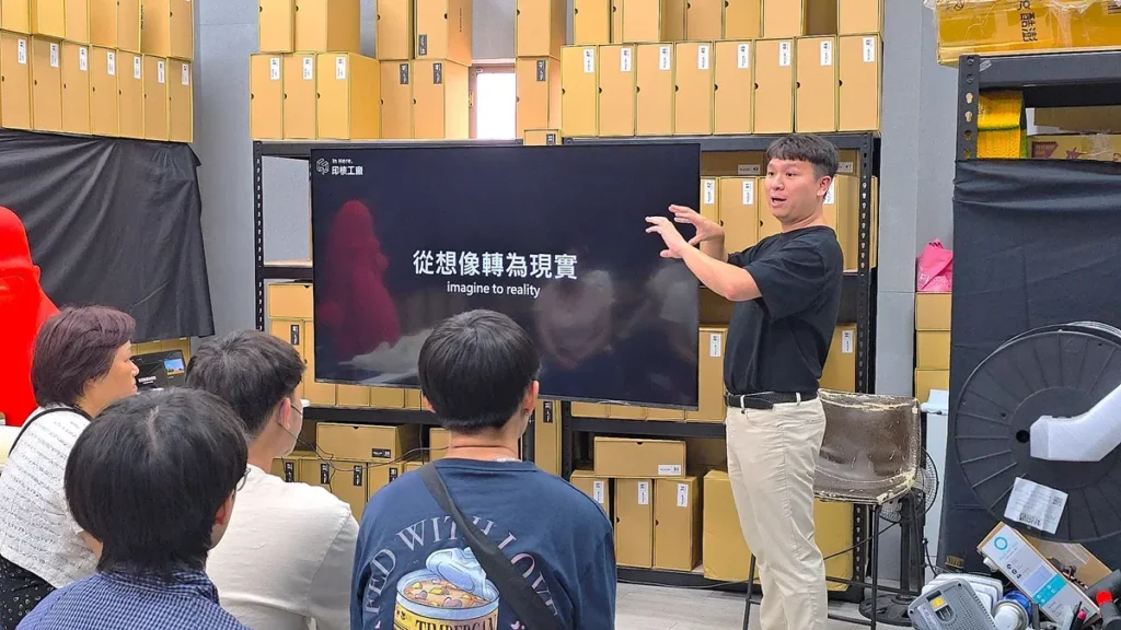 李旻宸分享他如何一步步從想像轉為實現的3D列印商品化。(圖/陳惠玲攝影)