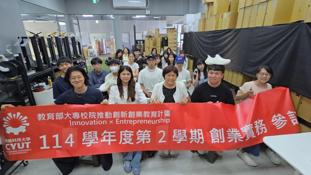 參訪後大合影。教育部創新創業計畫專案助理李秉恩(前排左一),分享他創立的金工與琉璃工藝品牌「Ching’s Land」,今年7月底將正式進駐審計新村。(圖/陳惠玲攝影)