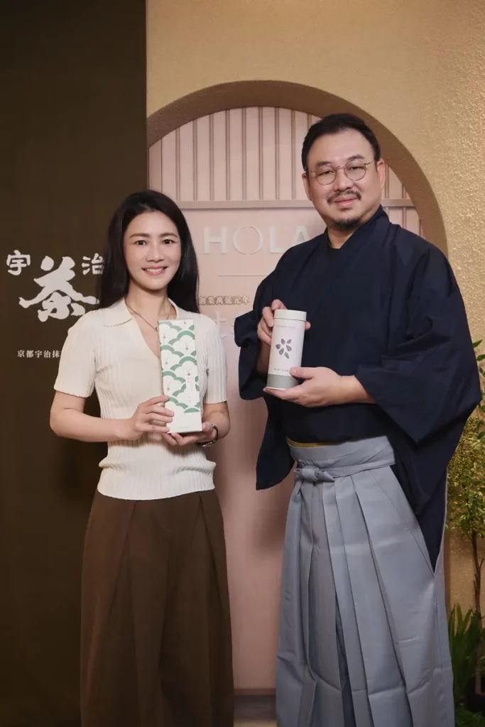 HOLA和樂家居攜手辻利茶舗跨界推聯名_（左）HOLA和樂家居副總經理蔡姍吟（右）台灣辻利茶舗總經理 內田翔太郎_合影