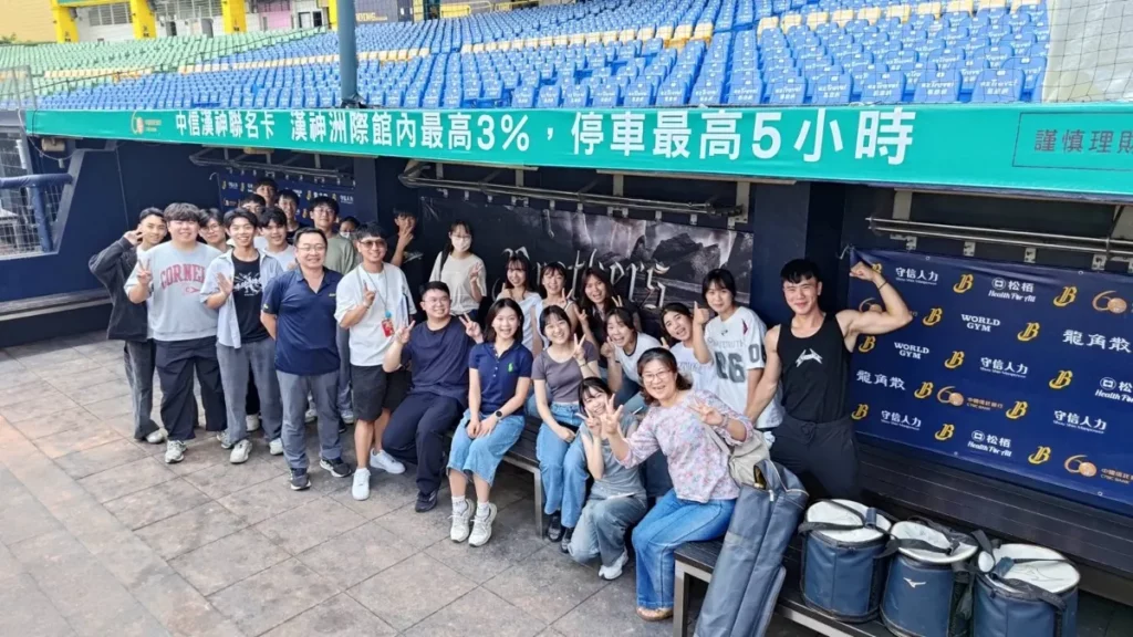 中山醫大物治系學生參訪臺中洲際棒球場，實地了解運動科學與運動醫學應用。（圖/中山醫大提供）