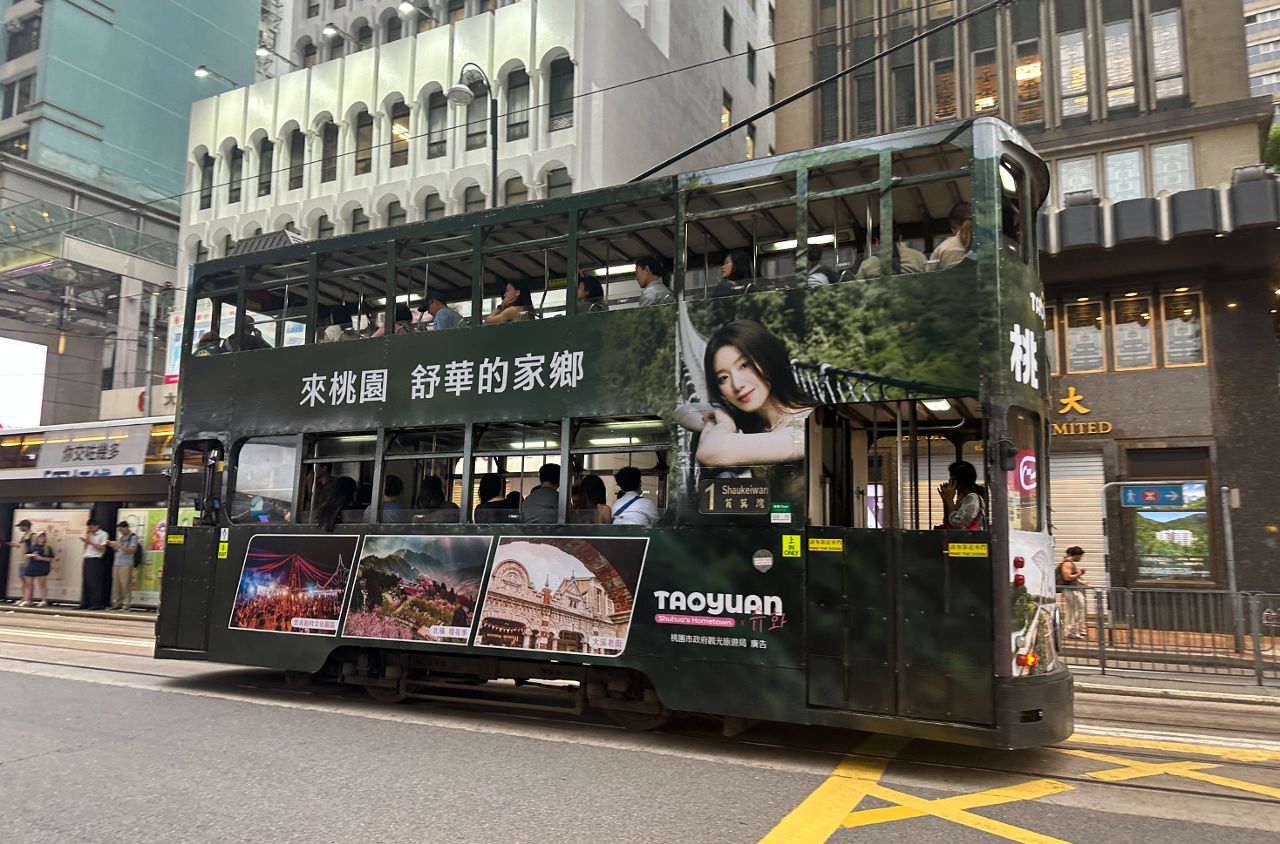 粉絲下一個連假出國旅遊新選擇! 香港叮叮車、新加坡機場朝聖舒華桃園觀光廣告