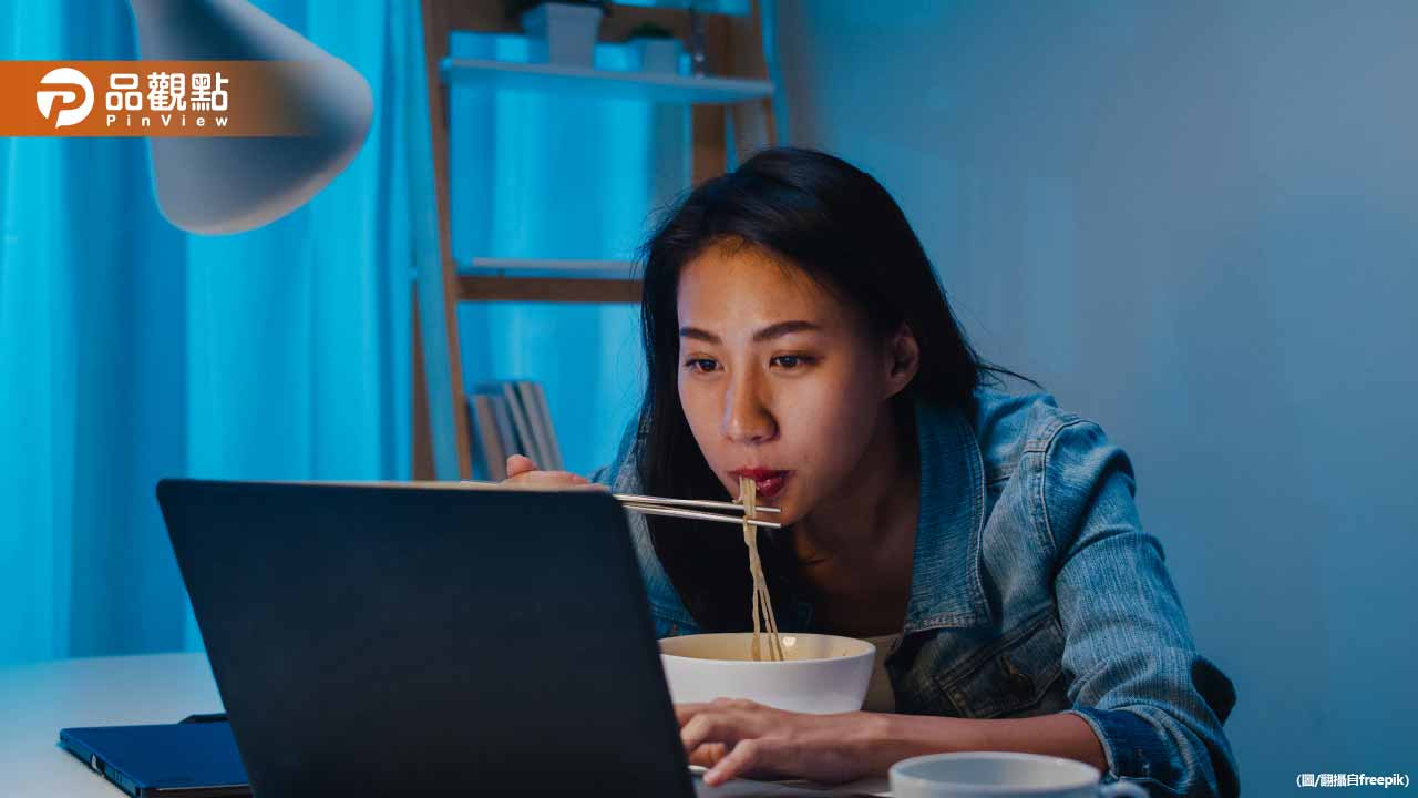 「吃飯追劇」超母湯!醫師揭恐怖真相:大腦啟動報復性進食