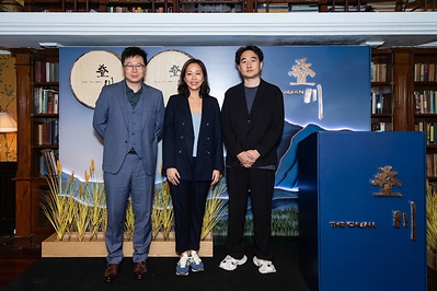 (左起)叠川首席釀酒師楊濤博士、保樂力加香港及澳門營運總監林翠華女士、香港成都宴董事何宇先生 (左起)叠川首席釀酒師楊濤博士、保樂力加香港及澳門營運總監林翠華女士、香港成都宴董事何宇先生