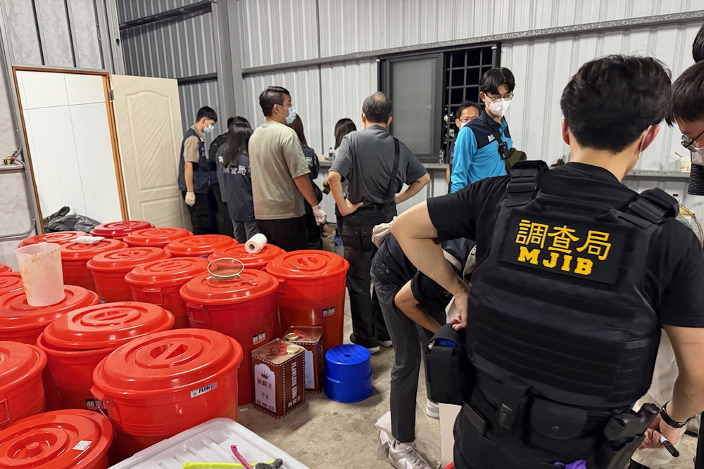獨棟違章鐵皮屋藏毒窟 調查局查獲專車接送製安毒 202 獨棟違章鐵皮屋藏毒窟 調查局查獲專車接送製安毒 201