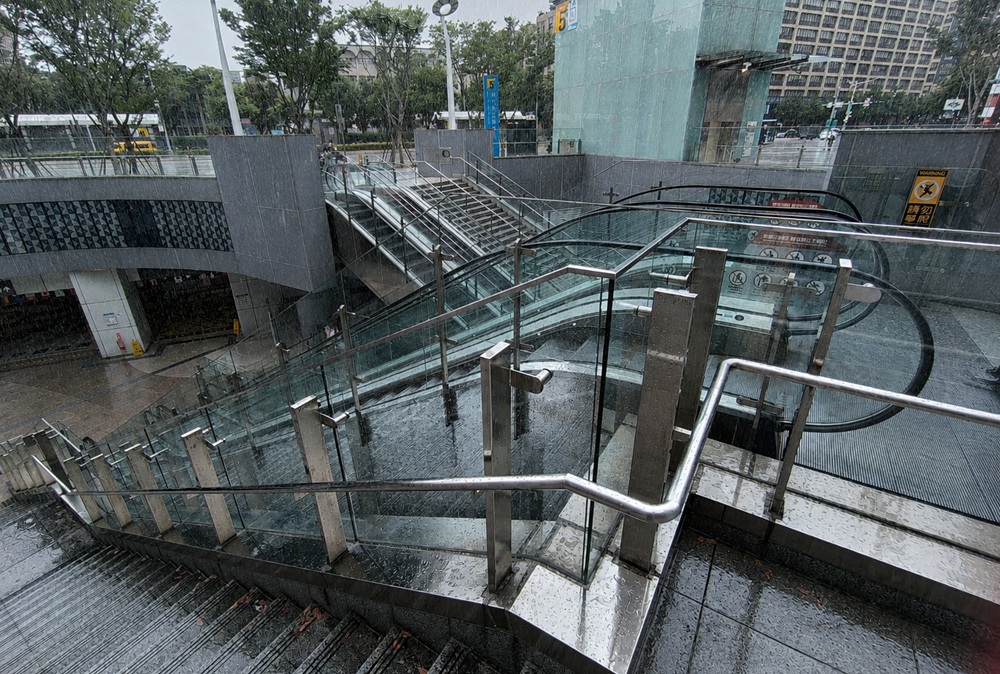 紫爆梅雨狂掃全台 電梯專家:戶外電扶梯就是一套大型排水系統 208 cnews204260612a10