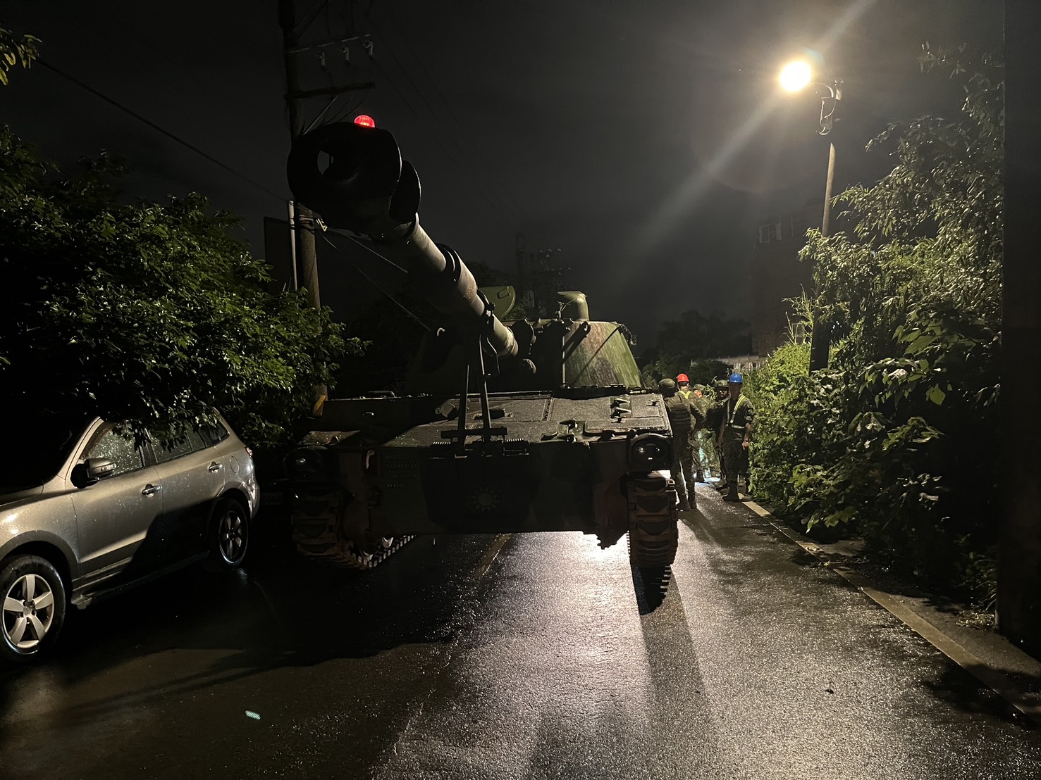 楊梅電研路5汽車停路邊遭軍車橫掃 原因曝光 S 84861085 0