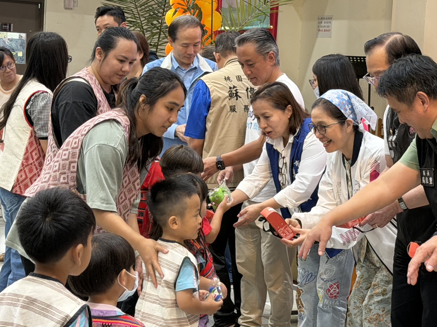 桃園社會局、手信霧隱城關懷原鄉兒少 500銅鑼燒禮盒送進復興區 S 102531093 0