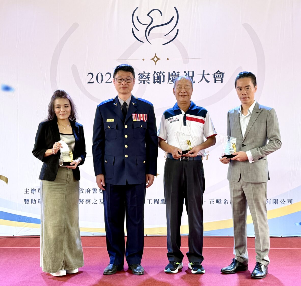 新竹縣警察局長林建隆於警察節慶祝活動中，頒發感謝獎座予贊助單位代表，感謝各界長期支持警政工作，共同促成活動圓滿舉辦。（圖／新竹縣政府警察局提供）