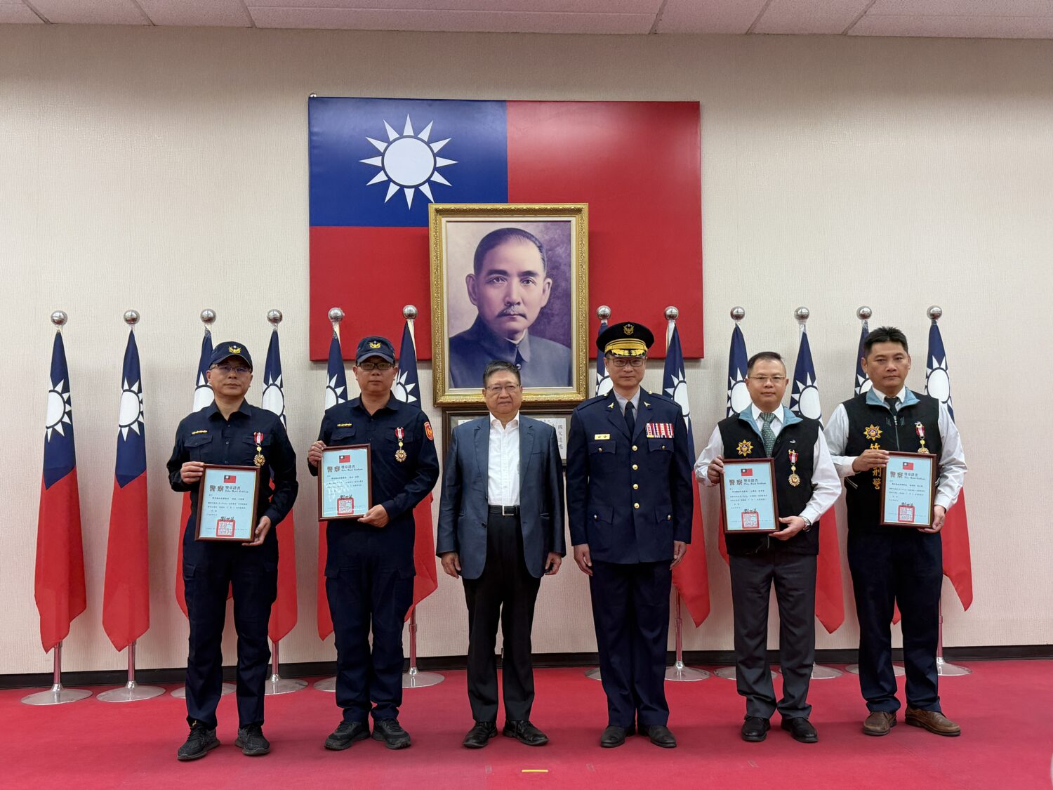 新竹縣長楊文科於警察節慶祝大會中頒發獎章及獎狀，表揚績優警察同仁及協勤夥伴，感謝其長期守護地方治安與交通安全。（圖／記者林照東攝）