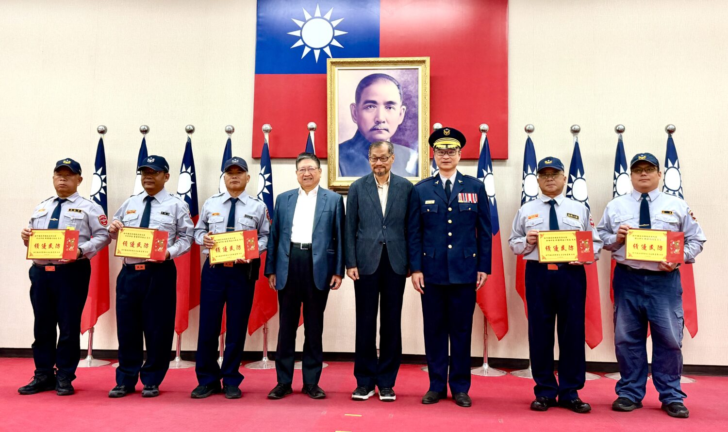 民防大隊長呂理展頒發民防有公人員，感謝其長期守護地方治安與交通安全。（圖／記者林照東攝）