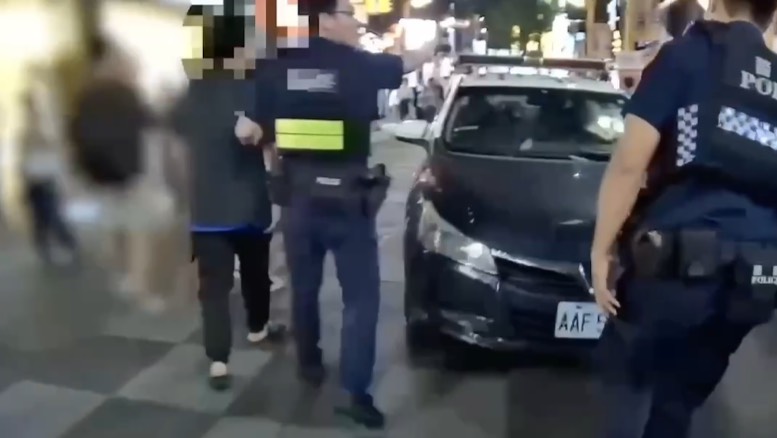 警方獲報後立即趕赴現場查處並將男子帶回西門町派出所釐清案情。(圖/記者 趙靜姸翻攝)