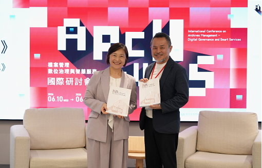 國家發展委員會檔案管理局局長林秋燕(左)和郭英釗建築師(右)共同發表新書。(圖/國家發展委員會檔案管理局提供)