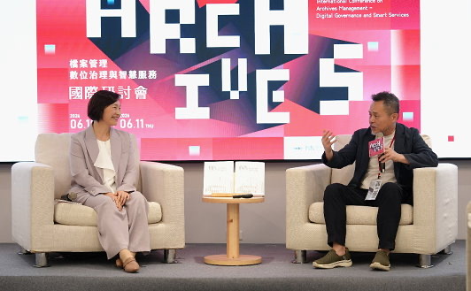 《國家檔案館》新書發表會-國家發展委員會檔案管理局局長林秋燕和郭英釗建築師熱烈對談。(圖/國家發展委員會檔案管理局提供)