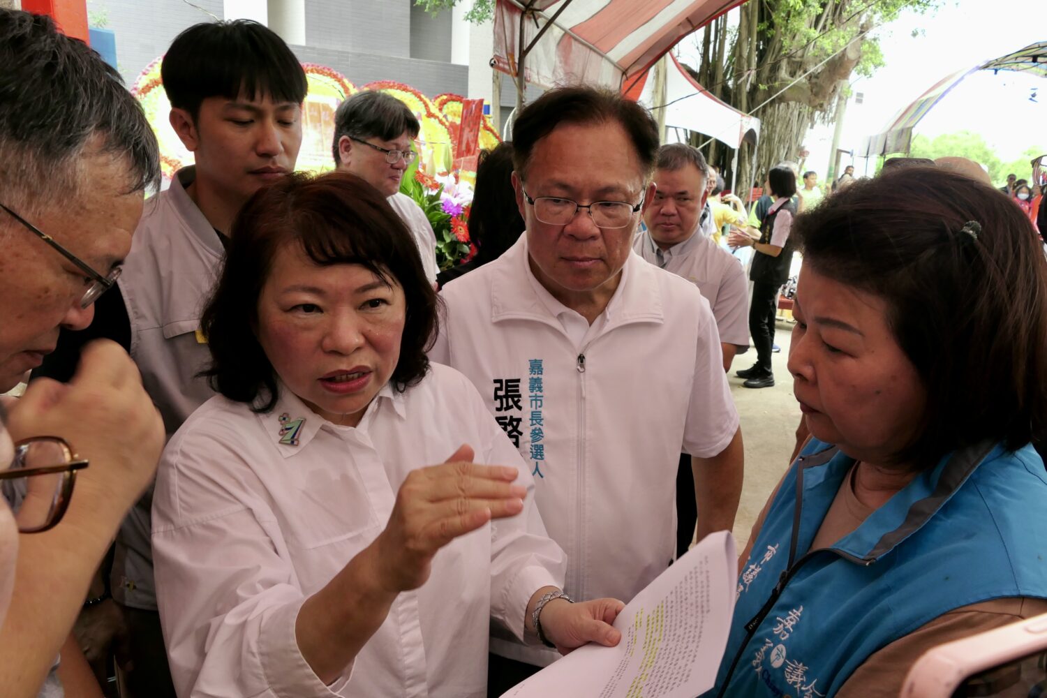 黃敏惠市長於記者聯訪時，拿出相關公文資料，細數嘉義輕軌跳票的過程。(圖／記者翻攝)