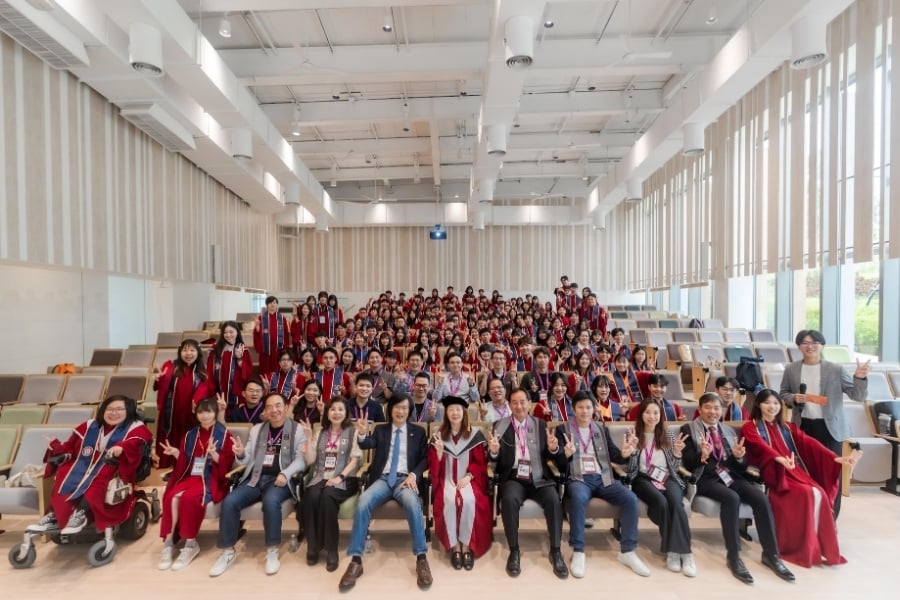 ▲逢甲大學首度設立「榮譽學生」,表彰畢業生在學術成就、跨域學習、國際參與、專業實。