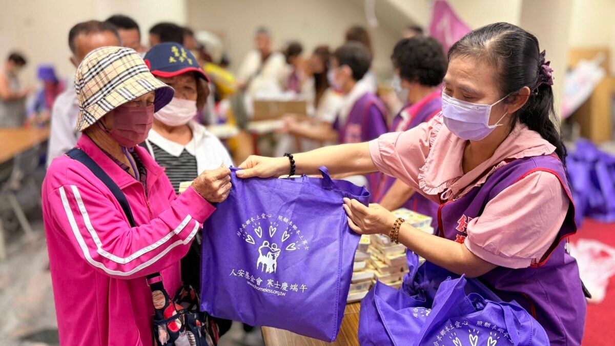 ▲癌末街友人生倒數不孤單，鳳山人安端午送暖點亮重生希望。