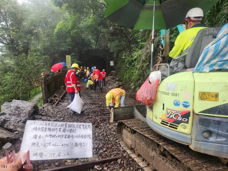 林鐵沿線受大雨影響土石崩落、軌道受損，經派員搶修完成， 6月13日起恢復正常營運。（圖/林鐵文文資處提供）