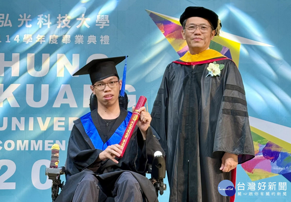 弘光科大校長蘇弘毅（右）頒發業證書給獲得社團績優獎、生命勇士獎給行動不便的畢業生許書浩（左）。