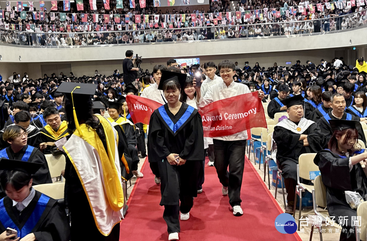 四:各系畢業生代表入場。
