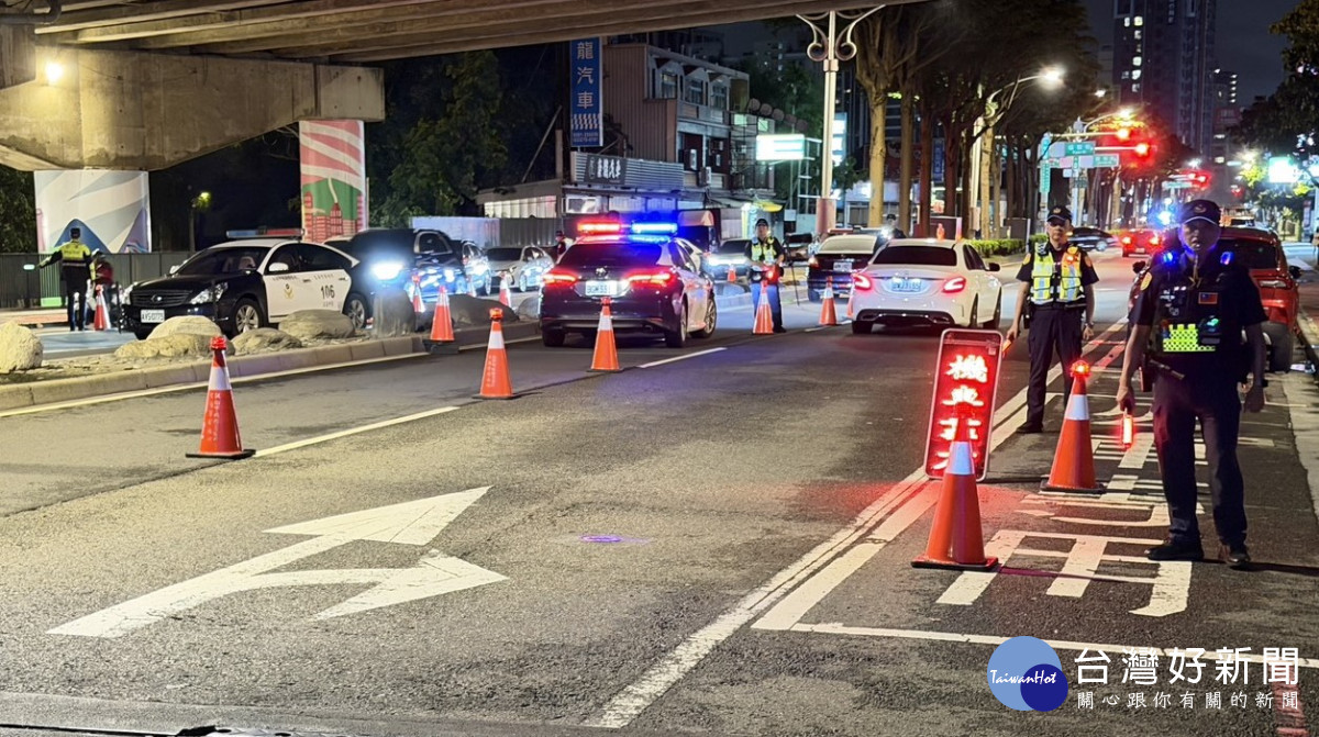 桃園市政府警察局於酒駕與毒駕高風險熱區實施「封鎖式路臨檢」，強力打擊酒駕、毒駕及危險駕車等，確保交通安全。