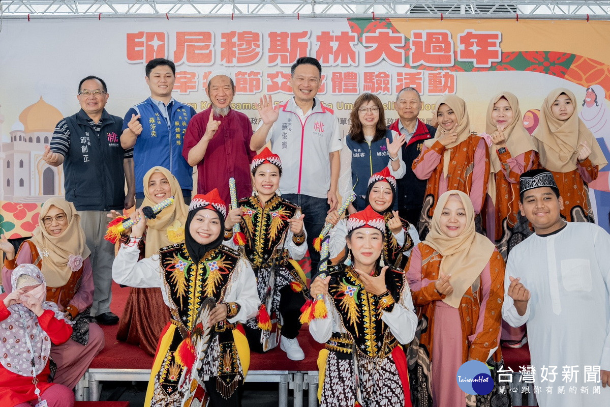 桃園市副市長蘇俊賓出席出席「印尼穆斯林大過年－宰牲節文化體驗活動」與來賓們合影。