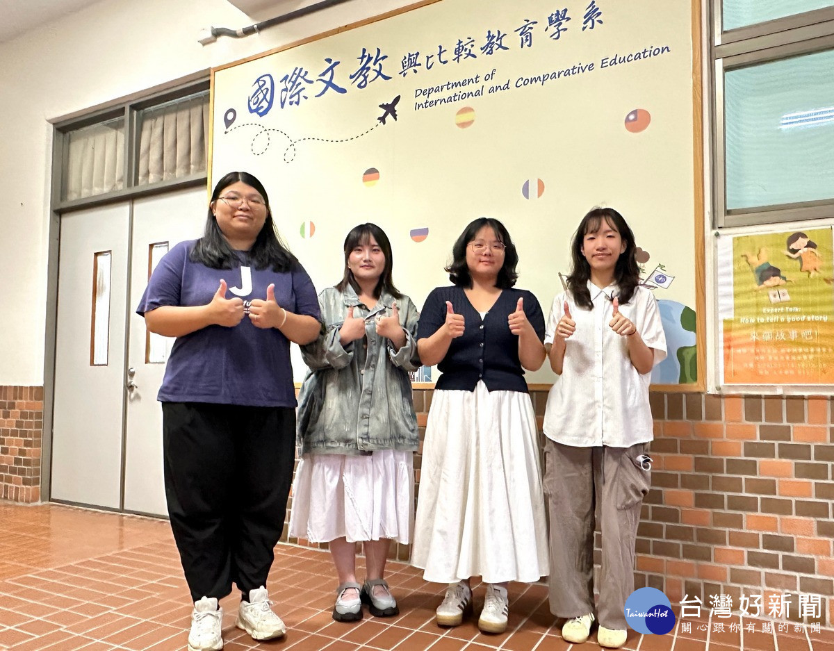 代表暨大青年海外和平志工團隊參與總統府授旗活動的國際文教與比較教育學系學生，林佳容(左起)、郭伃庭、程惠予、王筠心。（暨大提供）