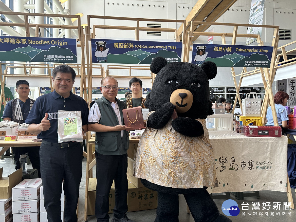 曹處長與李吉田和喔熊到各攤位巡禮。(記者扶小萍攝)