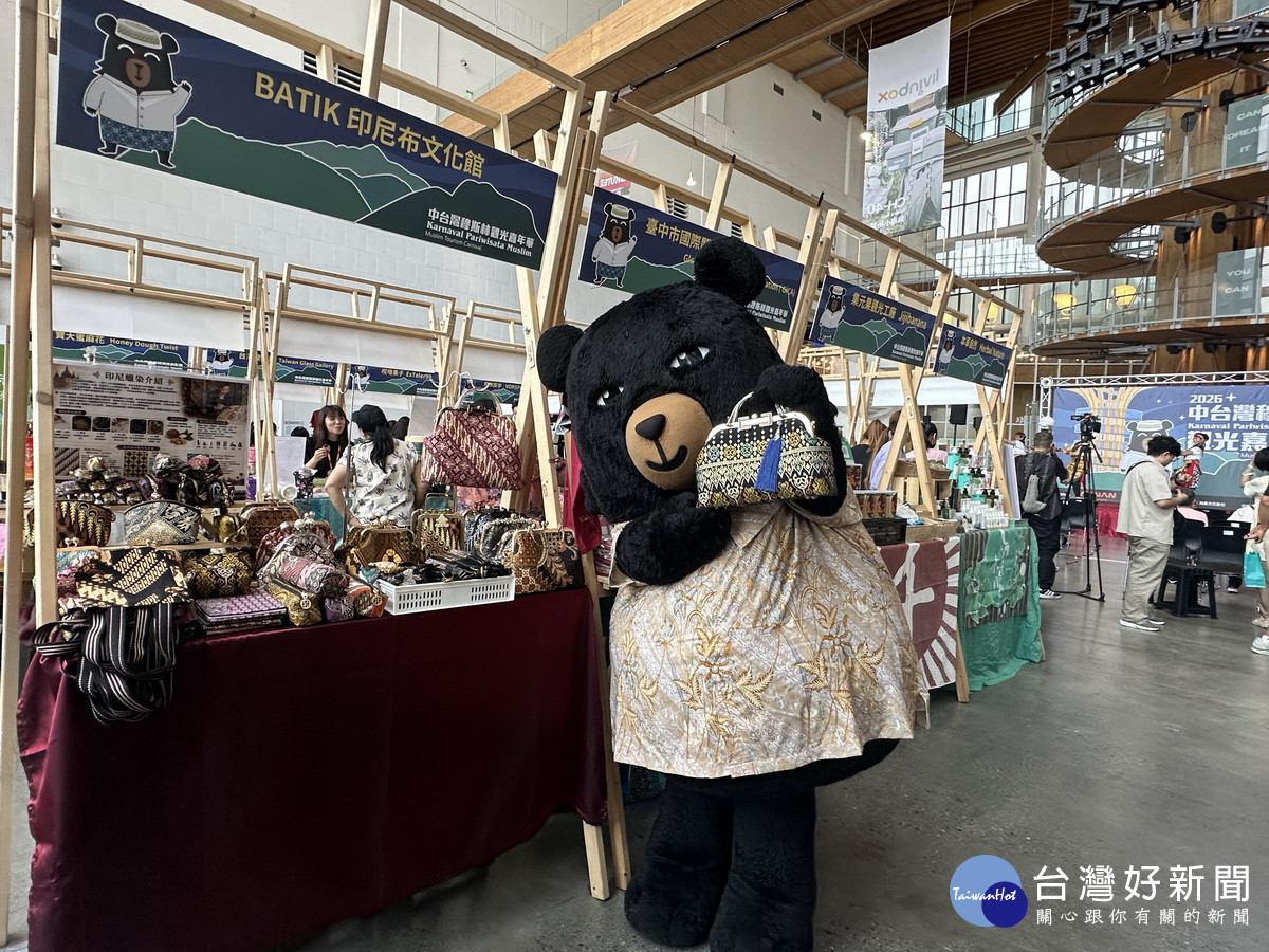喔熊現場推廣印尼手工藝飾品。(記者扶小萍攝)<br /><br />
