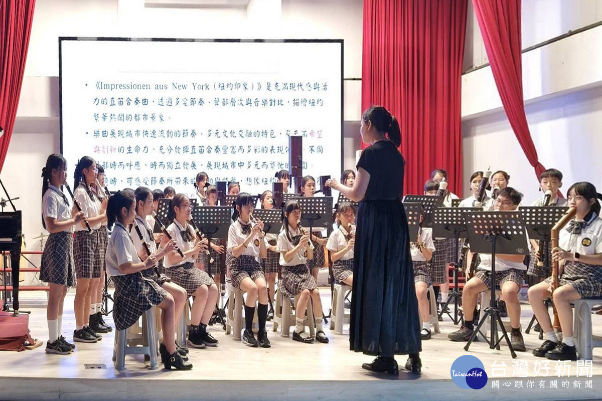 莊敬國小直笛團由陳伶諭老師帶領演出。<br /><br />