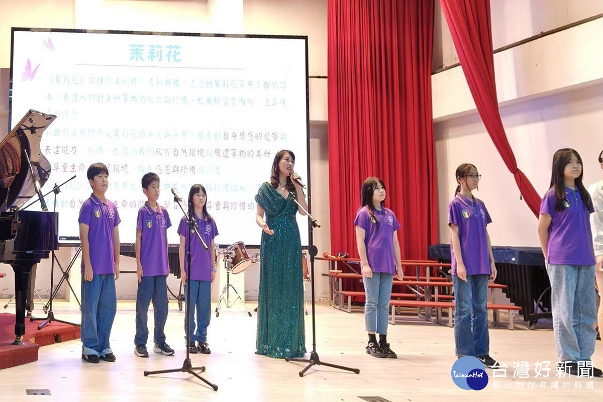 校長與師生在台上合唱的畫面,成為對第一線教師最具體的支持與鼓舞。<br /><br />